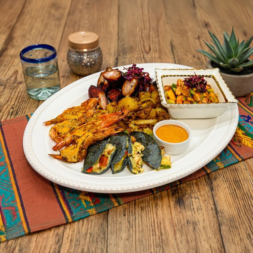 El platón de la casa: carne asada, camarones y guarniciones